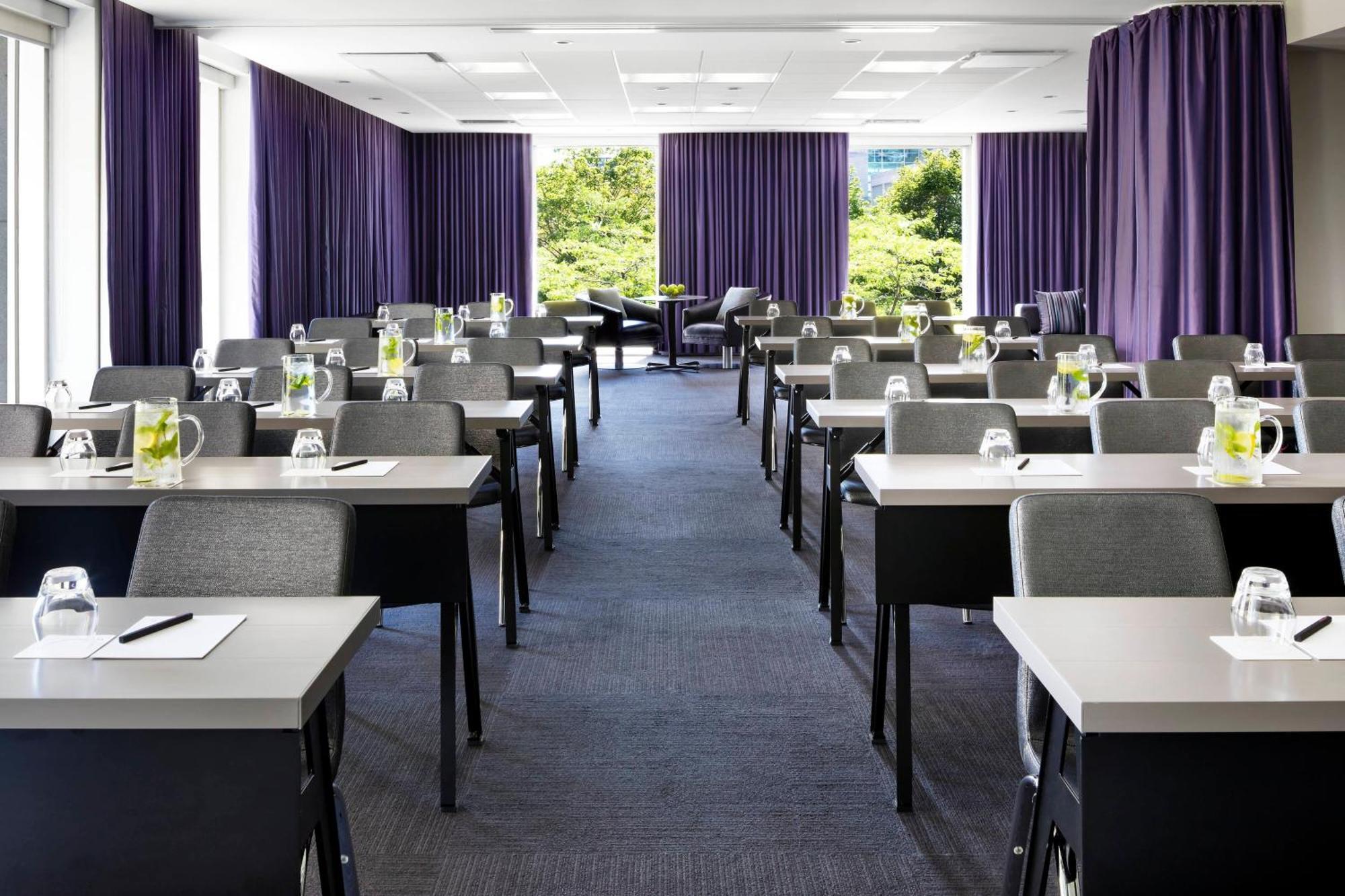 W Montreal Hotel Exterior photo
